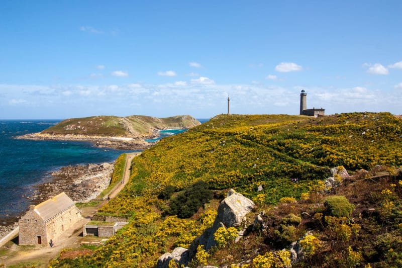 Randonnée île aux Moines et pointe de Brouel : collines verdoyantes bordées d'eau bleue avec maison et phare