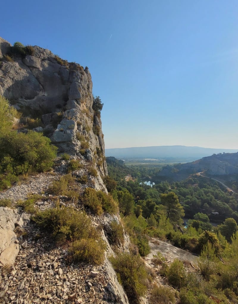 La vallée heureuse autour des falaises - Orgon