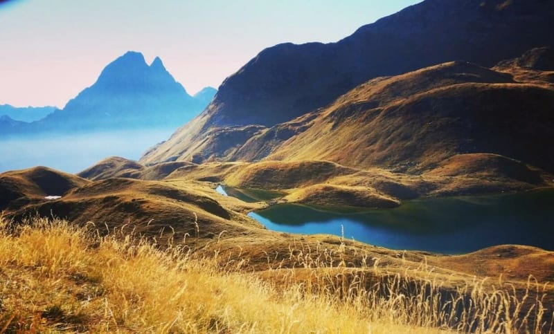 Vue sur le lac d'Aule dans les Pyrénées-Atlantiques.