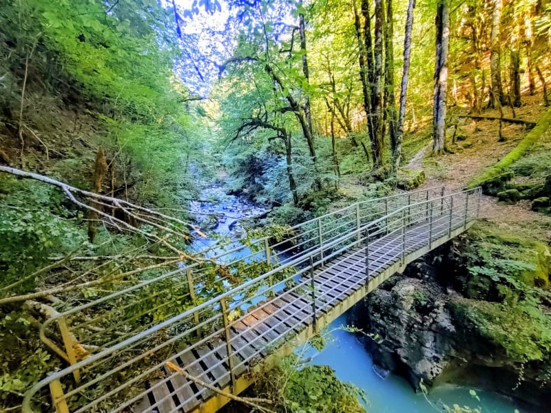 Pont du Dragon, gorges de la Volférine, Pierre Percée - Champfromier