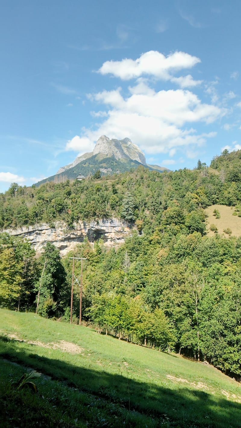 Chapelles de Belleveaux et Lézine - École