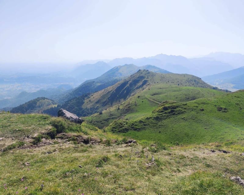 Randonnée pic d'Escurets : montagnes verdoyantes vues d'un sommet
