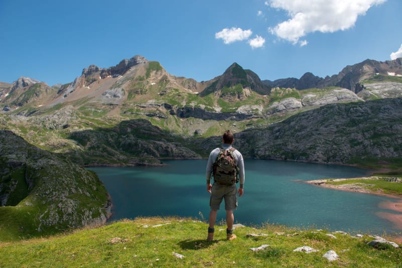 Vue sur le lac d'Estaens dans les Pyrénées.