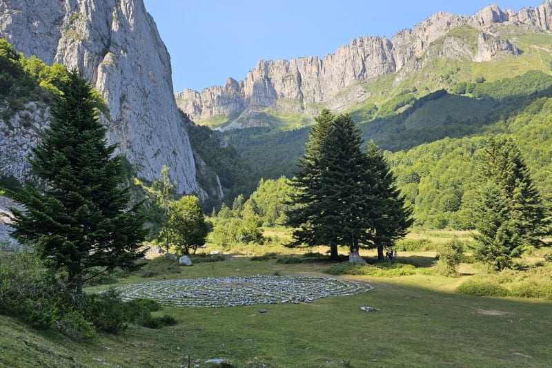 Randonnée plateau de Sanchèse : vue sur le plateau verdoyant et les sommets alentours