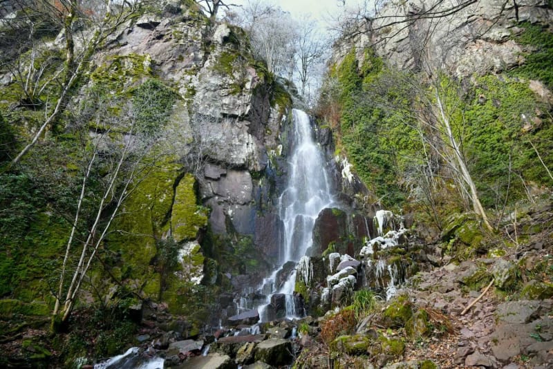 Vue sur la cascade du Nideck à Oberhaslach.