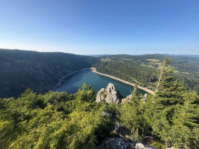 Randonnée lac Blanc Alsace : vue aérienne d'une étendue d'eau entourée de sapins