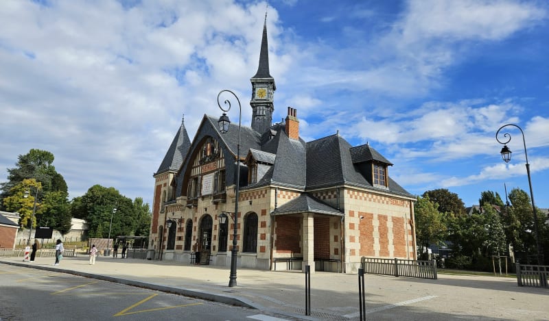 Gare de Senlis Petite pelouse Chantilly - Senlis