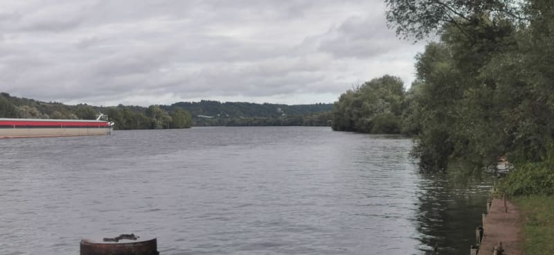 Marche dans les rues de Freneuse, bord de Seine - Freneuse