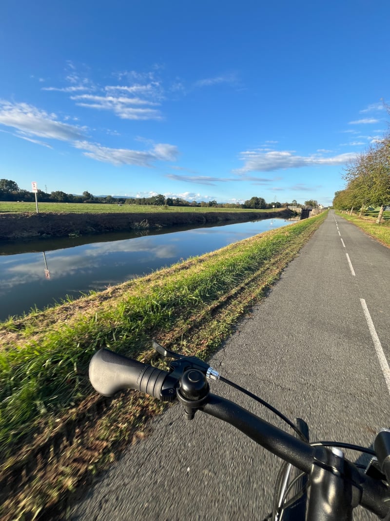 Le long du canal à Delle, par Grandvillars - Charmois