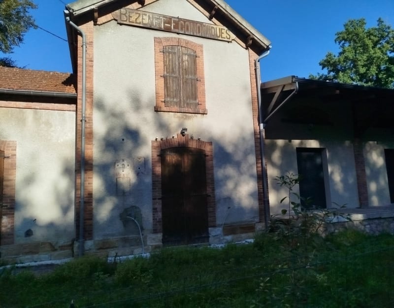 Bézenet entre chemins et route communale - Bézenet