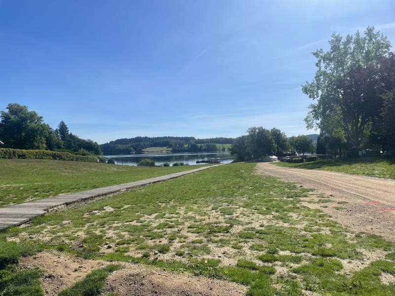 Course à pieds en aller-retour au bord du lac de Vassivière - Peyrat-le-Château