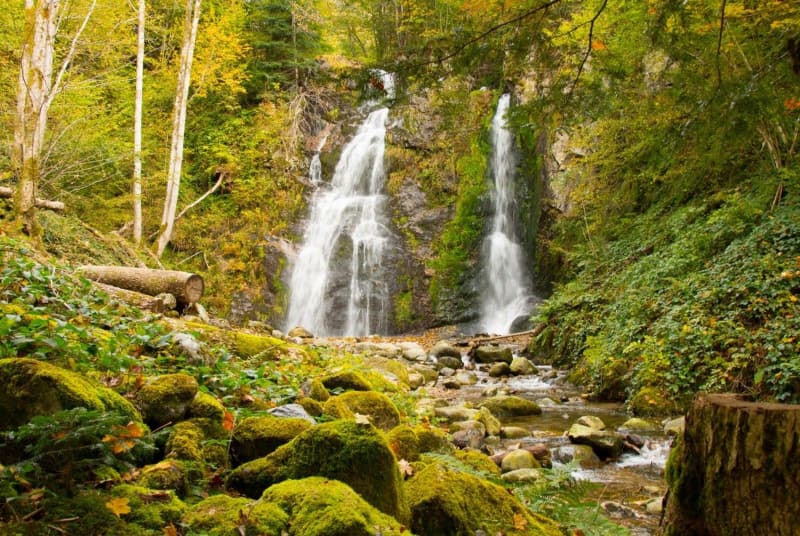 Vue sur la cascade du Heidenbad en Alsace.