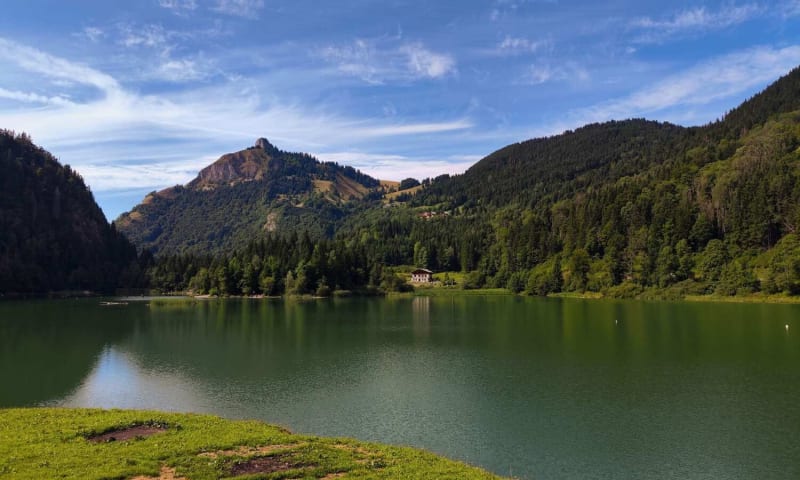 Vue sur le lac de Vallon à Bellevaux