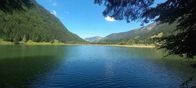 Randonnée lac des Plagnes : étendue d'eau entourée de montagnes verdoyantes
