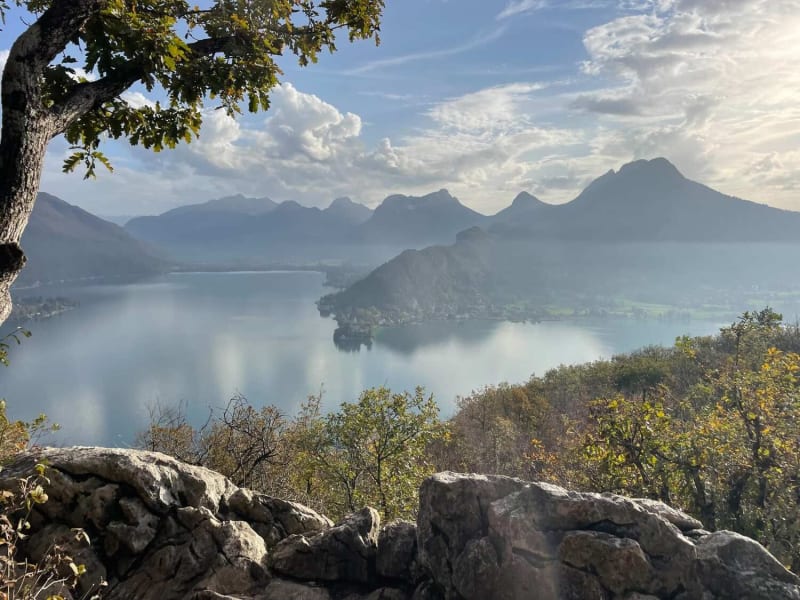 Vue depuis le roc de Chère, surplombant le lac d'Annecy.
