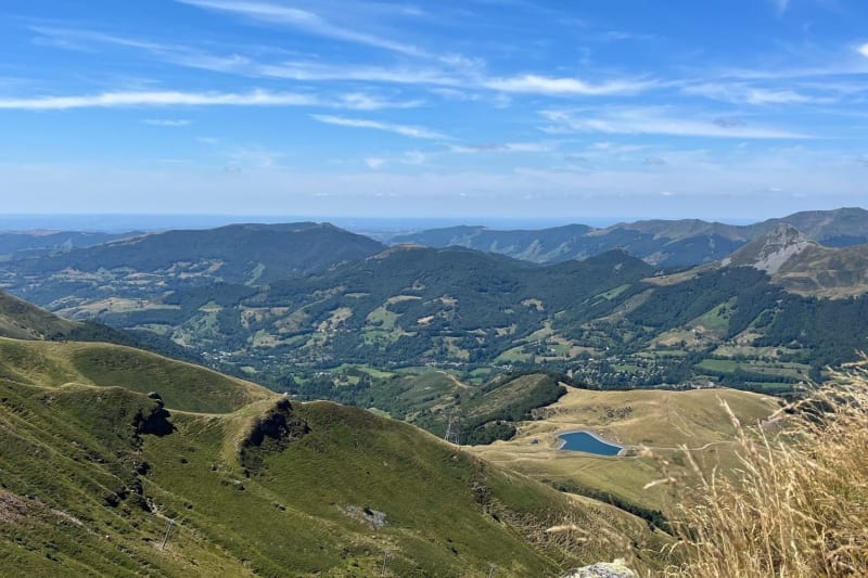 Vue panoramique depuis le sommet du Plomb du Cantal en randonnée