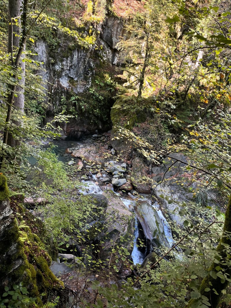 L’eau rousse et belvédère du jet d’eau, par le village de Cudray - La Léchère