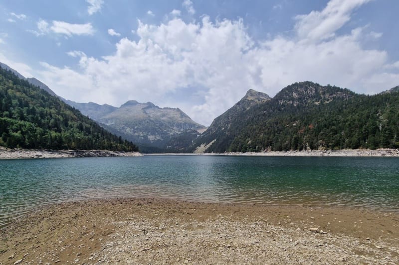 Vue sur les montagnes des Pyrénées et le lac de l'Oule en randonnée