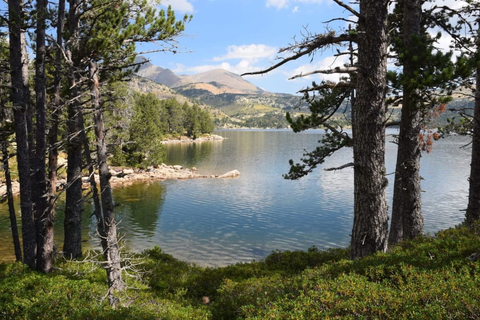 Vue sur le lac des Bouillouses depuis de sentier de randonnée