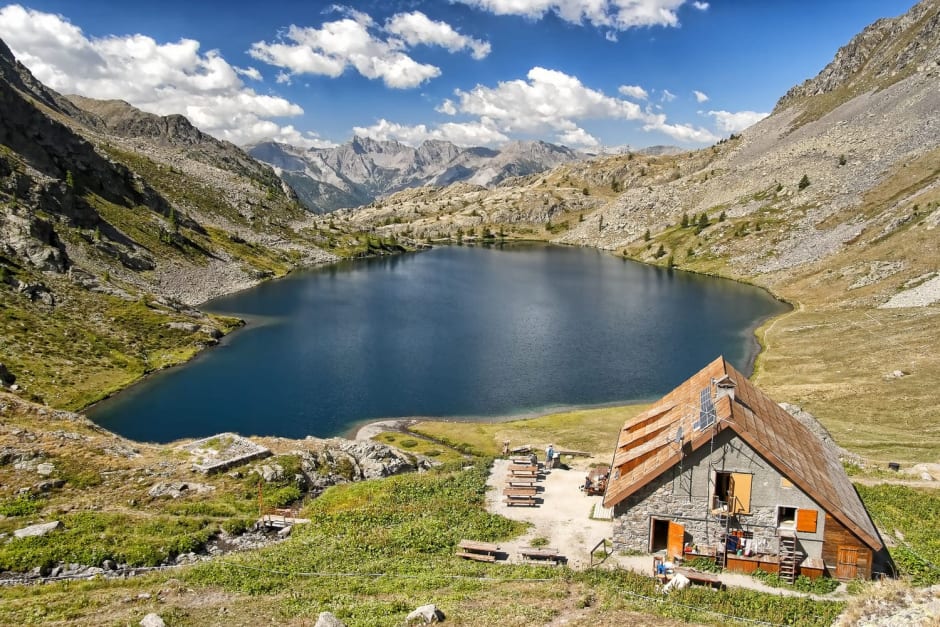 Le refuge des lacs de Vens devant le lac du même nom