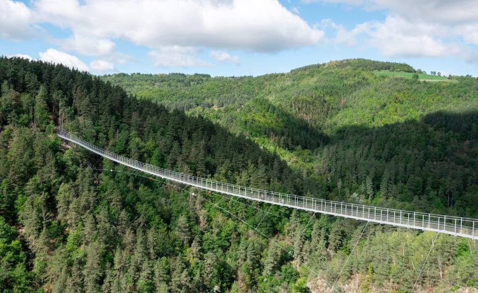 La passerelle des Gorges du Lignon émerge au dessus du Pas du Géant