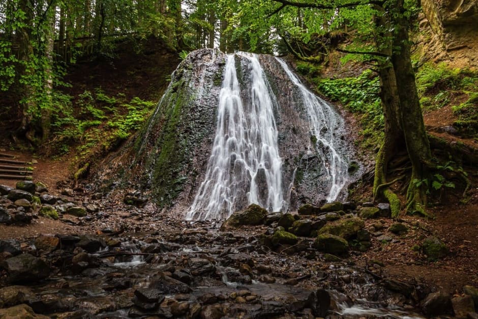 Randonnée cascade du Rossignolet : vue sur la cascade dans une forêt luxuriante