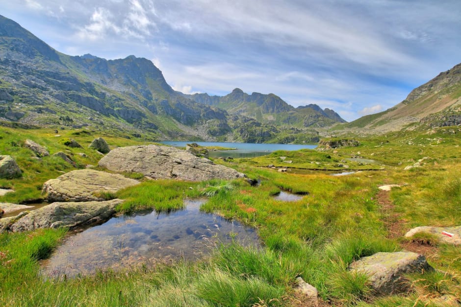 Randonnée étangs de Fontargente : étendues d'eau claire au milieu des herbes vertes et des montagnes