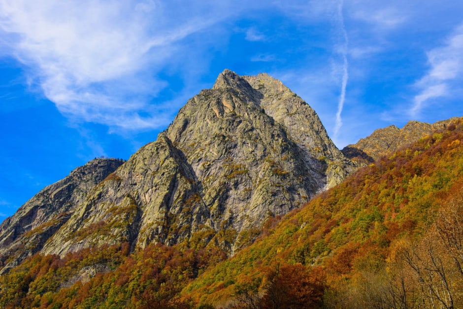 Randonnée dent d'Orlu : pic pointu entouré de végétation brune sous un ciel bleu