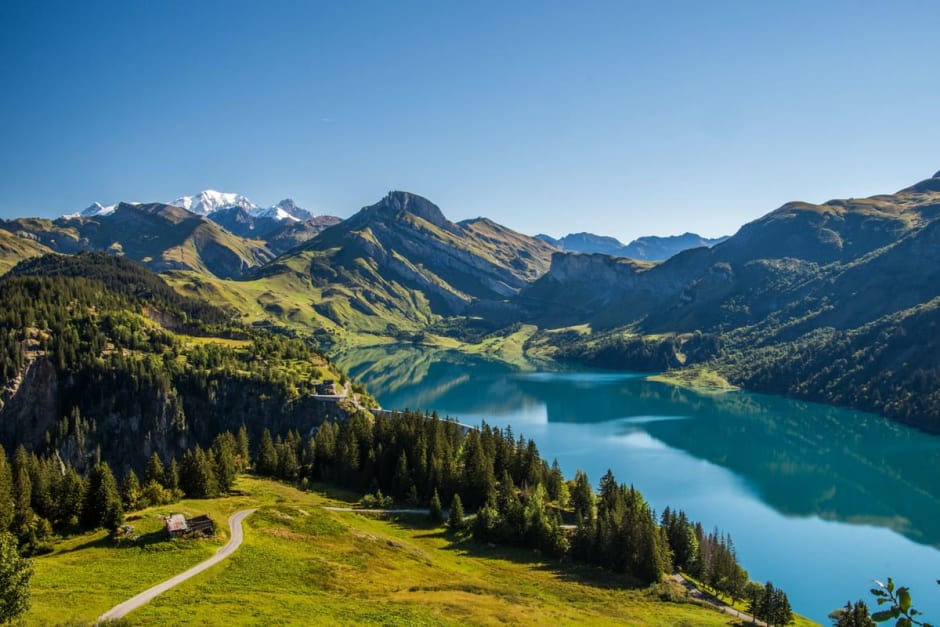 Randonnée au lac de Roselend : vue sur le lac de Roselend dans un paysage verdoyant