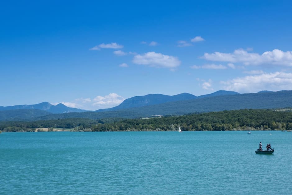 Randonnée lac de Montbel : étendue d'eau azur et montagnes au loin