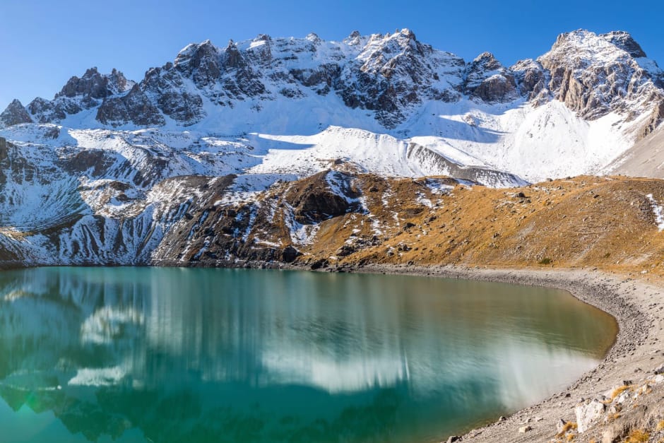 Le lac Sainte-Anne et les névés des pics de la Font Sancte