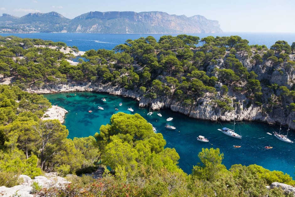 Randonnée calanque de Port-Pin : vue aérienne de pinèdes sur falaises, eau turquoise et bateaux