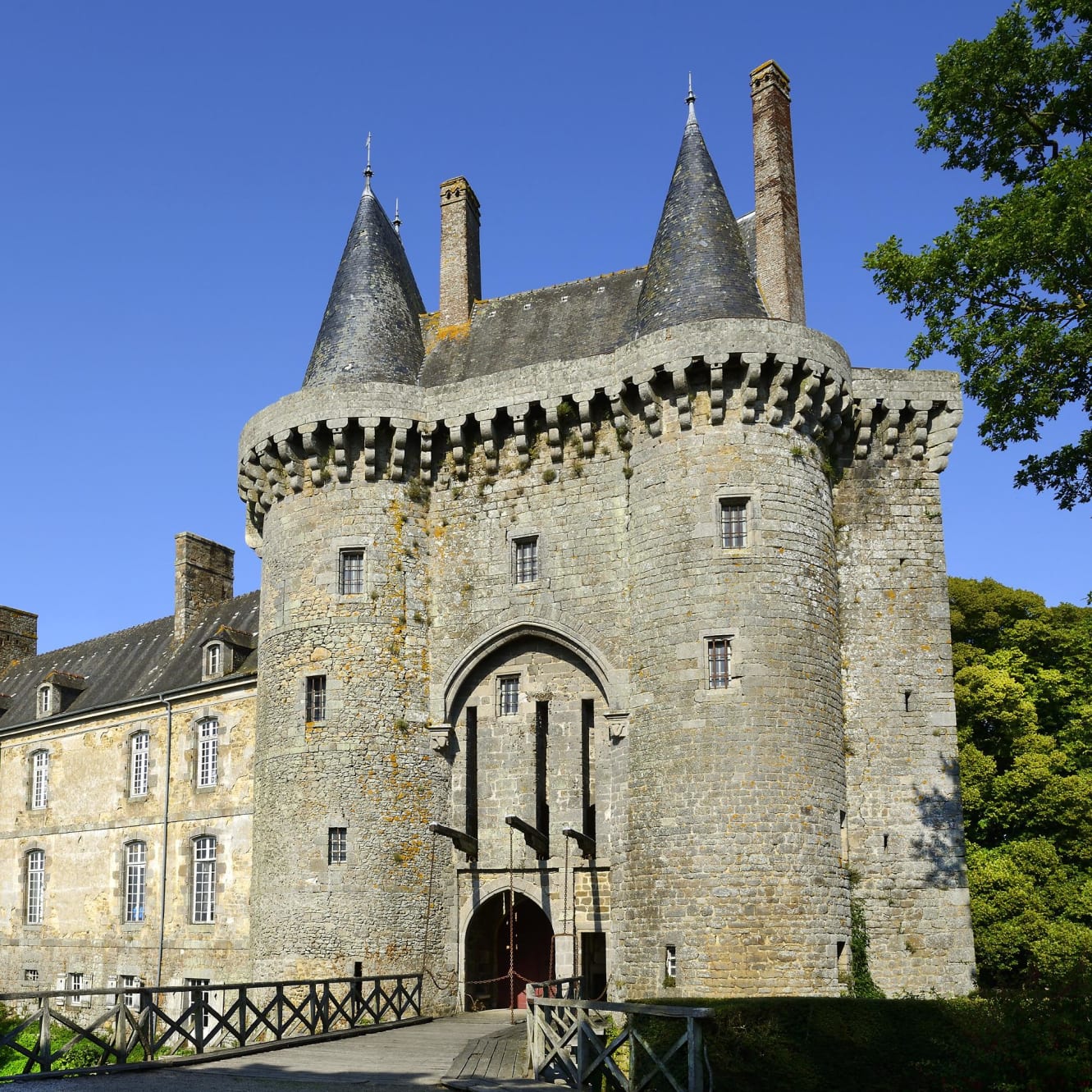 Métropole de Lyon. A Givors, ils installent un château gonflable dans  l'église