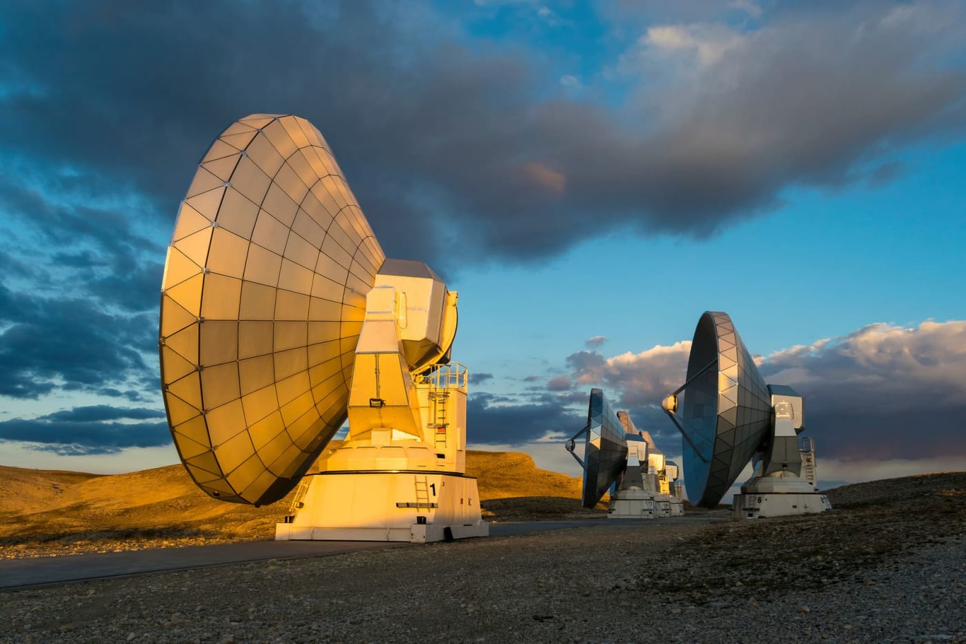 L'observatoire du plateau de Bure et ses antennes paraboliques géantes