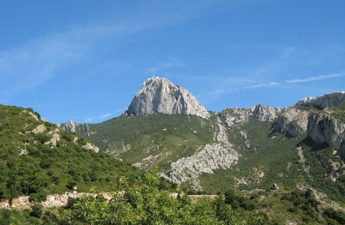 Le pic de Bertagne émerge du massif de la Sainte-Baume