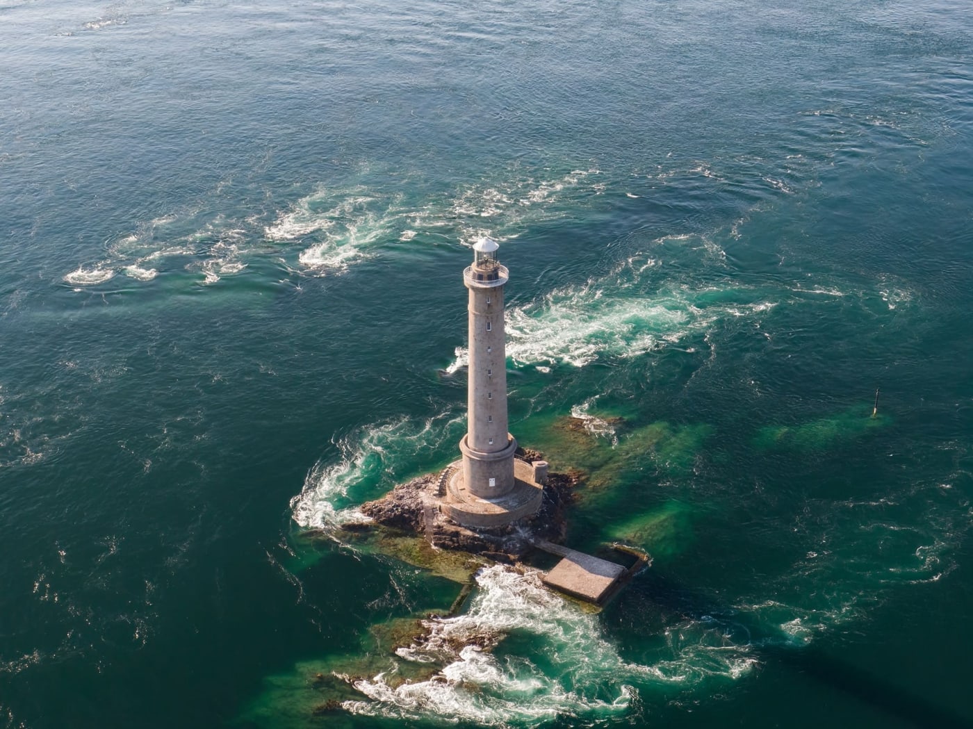 Randonnée au cap de la Hague : vue sur le phare de Goury