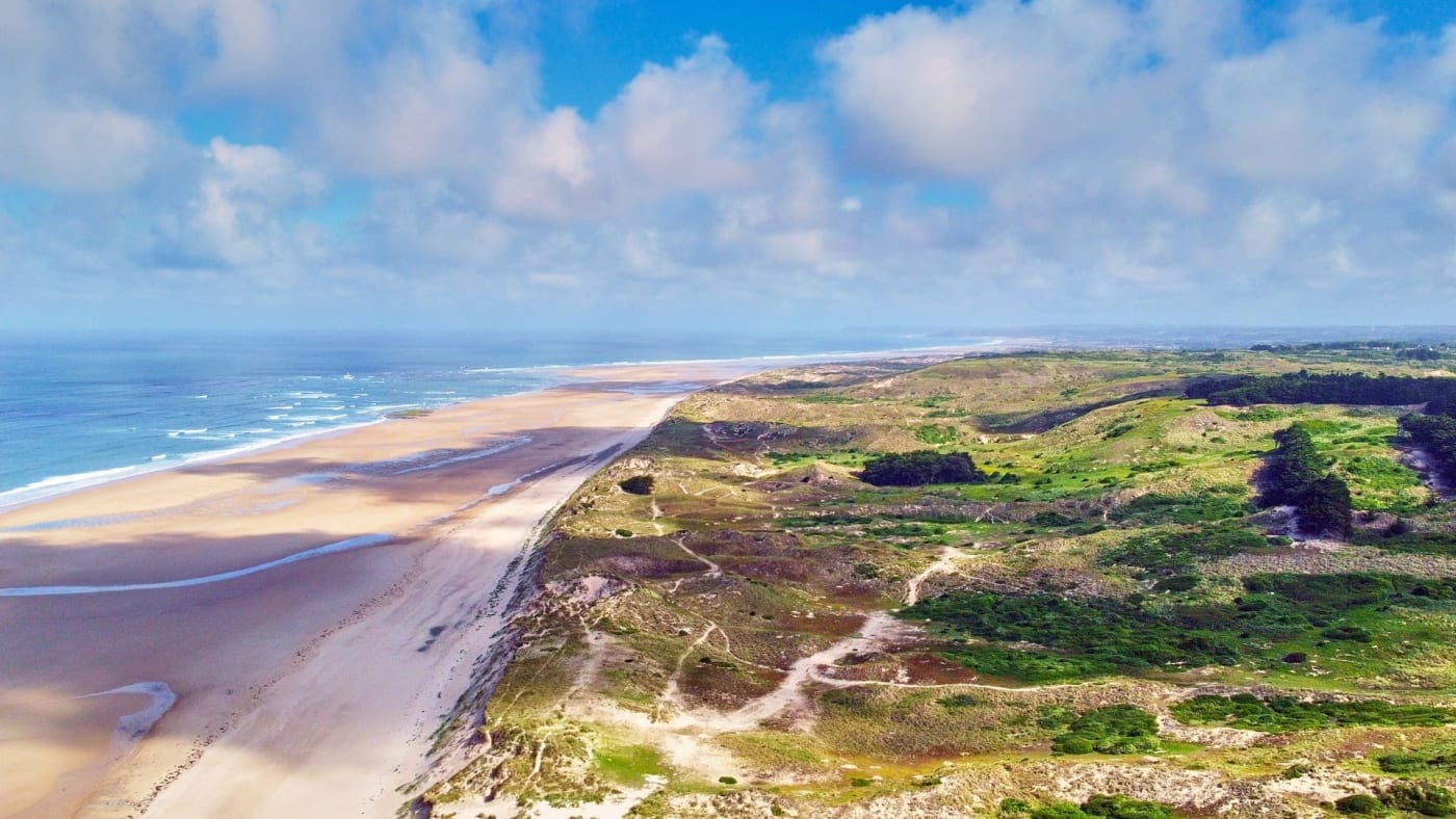 Randonnée cap de Carteret : dunes perchées, plage de sable, mer et ciel bleu