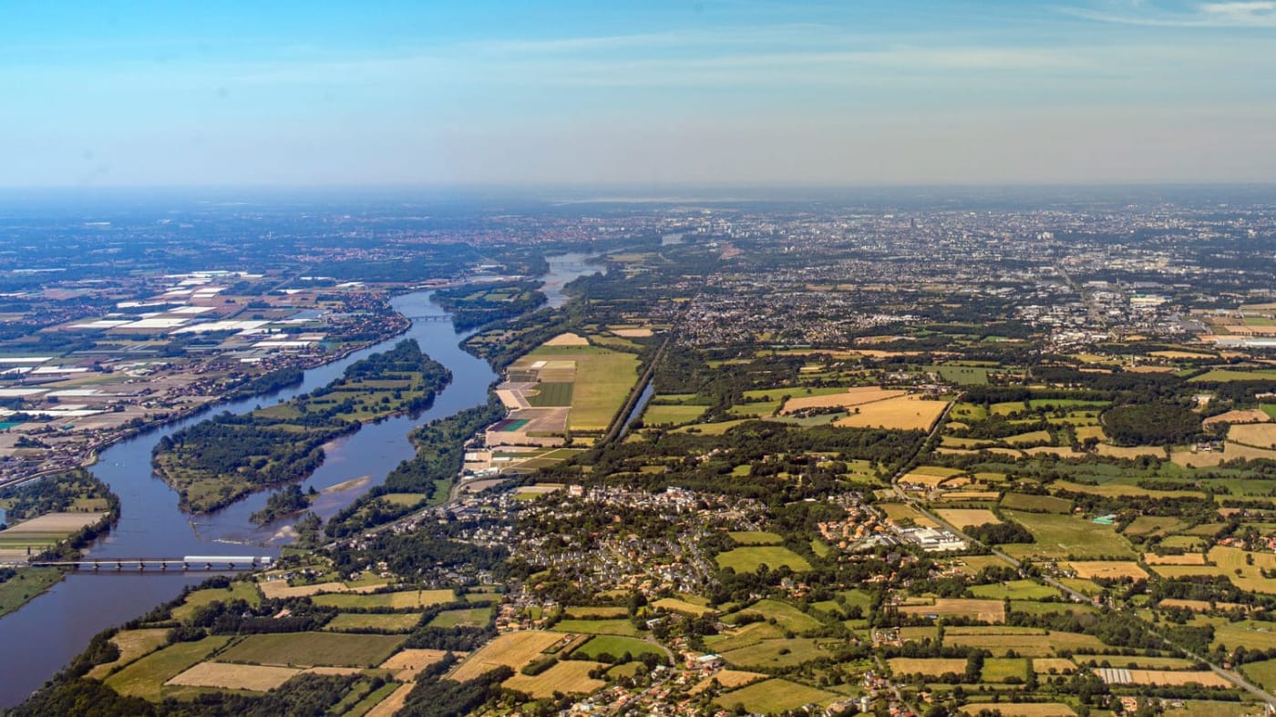 Randonnée Nantes : vue aérienne de Nantes et ses îles bordées par la Loire