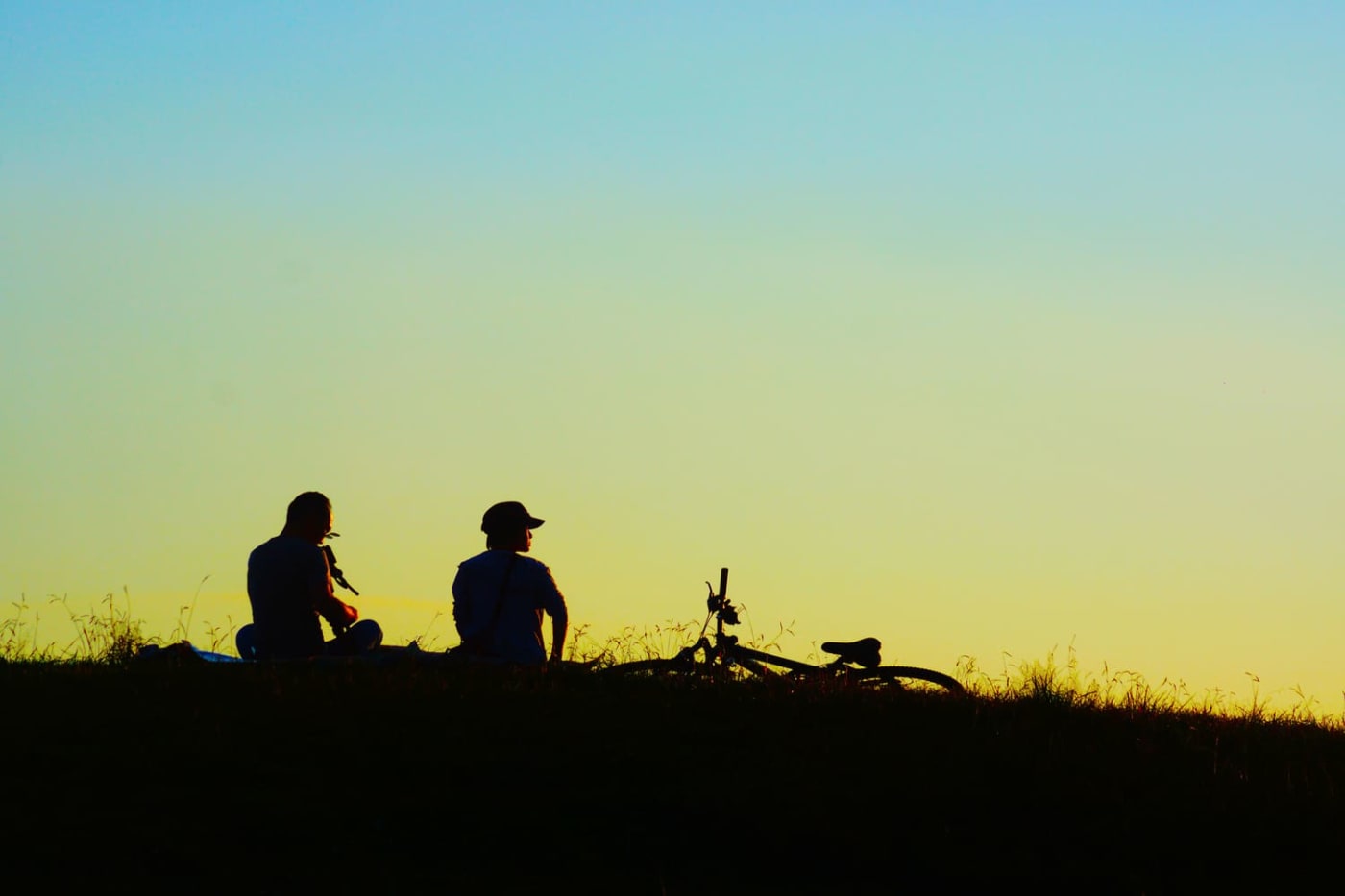 Randonnée et balade à Toulouse : hommes à vélo en pause au coucher du soleil