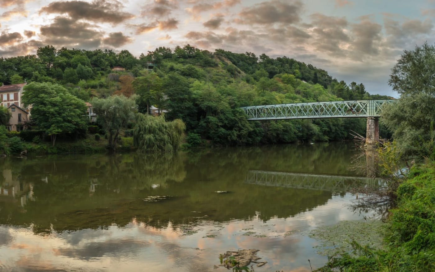 Randonnée et balade à Toulouse : pont passant au-dessus d'un fleuve entouré d'arbres