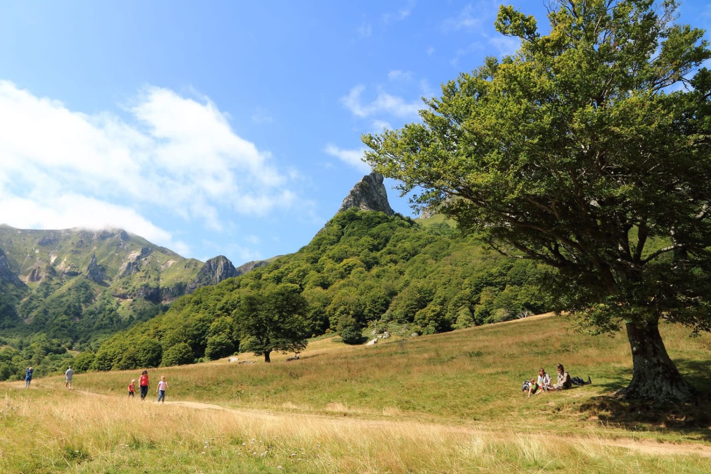 La vallée de Chaudefour en randonnée avec la crête du coq en arrière-plan