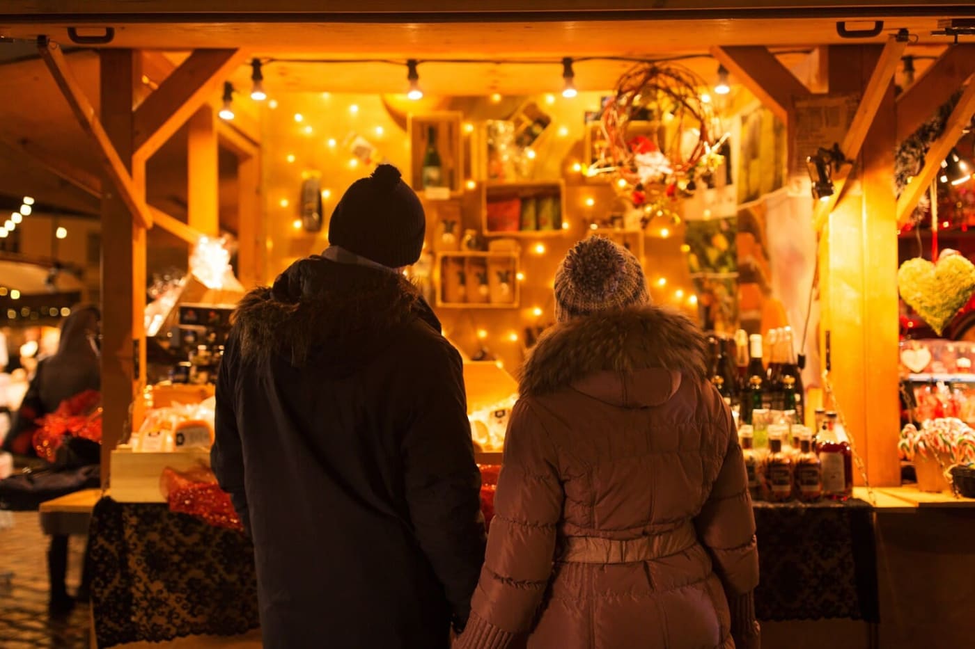 Marché de Noël de Ribeauvillé en Alsace : un couple devant un cabanon éclairé