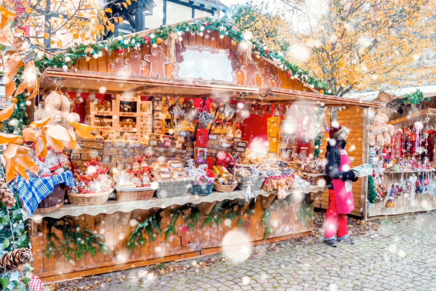 Marché de Noël d'Eguisheim en Alsace : vue sur les cabanons avec la neige qui tombe