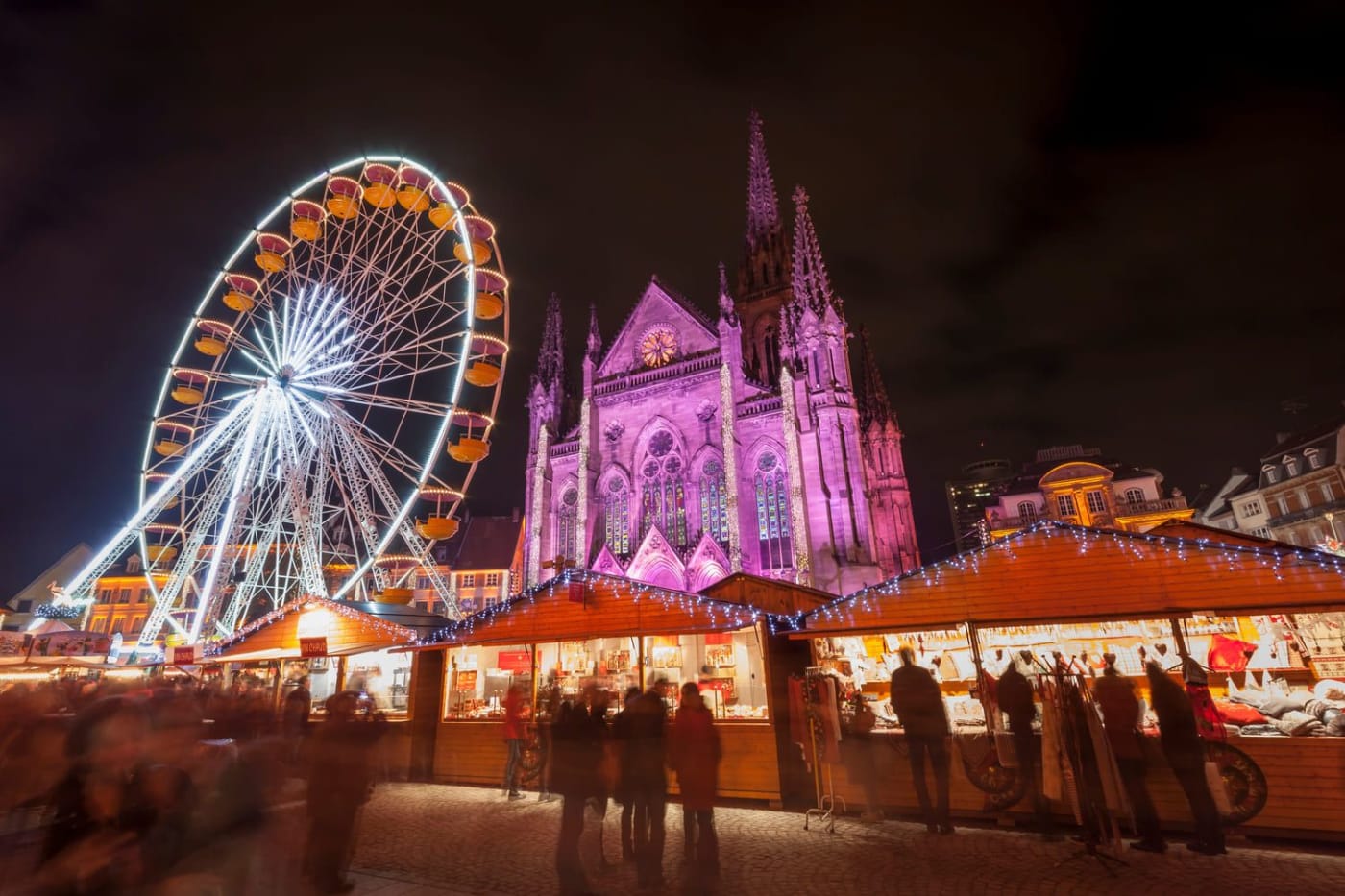 Marché de Noël de Mulhouse : vue sur les cabanons illuminés et la grande roue