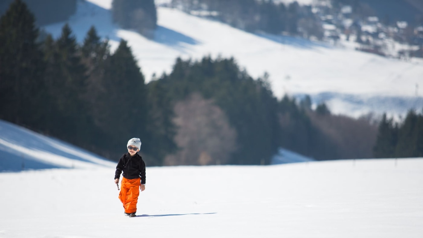 Randonnées famille Chartreuse : enfant marchant dans une grande étendue de neige