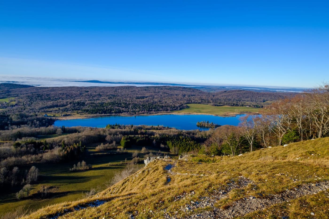 La vue en hiver depuis le Pic de l'Aigle et le belvédère des 4 lacs dans le Jura