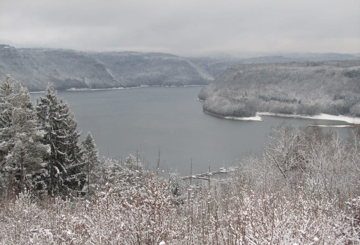 Le lac de Vouglans pendant l'hiver, avec ses abords enneigés