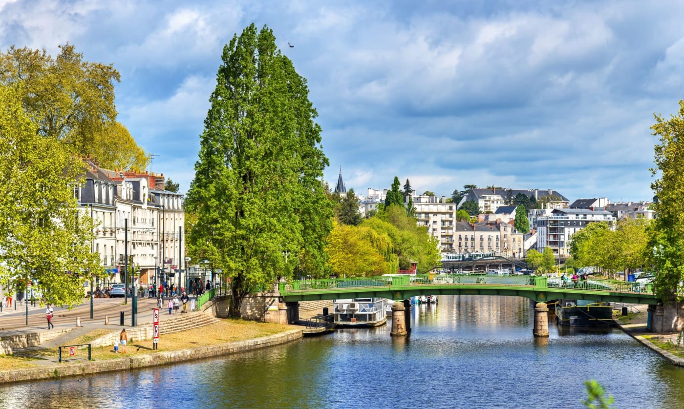 Randonnées détox Nantes : l'Erdre passant sous un pont au milieu de la ville