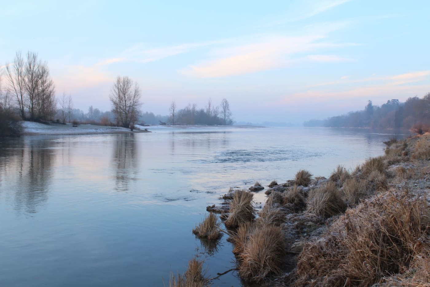 Randonnées détox Nantes : fleuve entouré d'une nature gelée