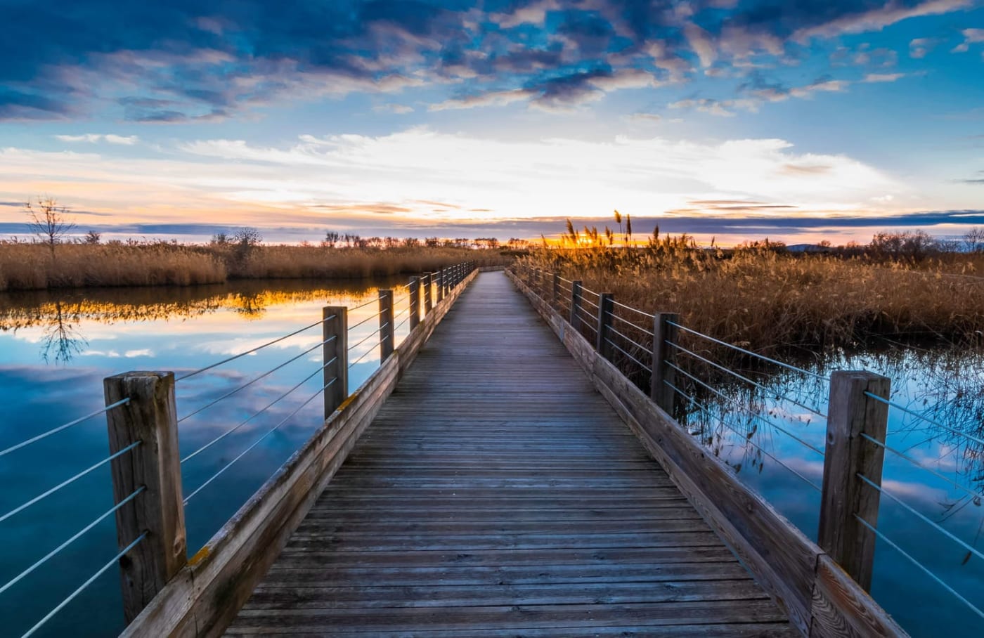 Coucher de soleil sur une passerelle du lac de Méjean, près de Montpellier